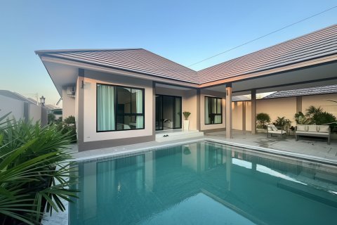 House in Pattaya, Thailand 4 bedrooms № 155620