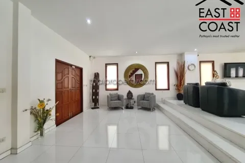 Casa de 5 dormitorios en Pattaya, Tailandia № 213562 - foto 12