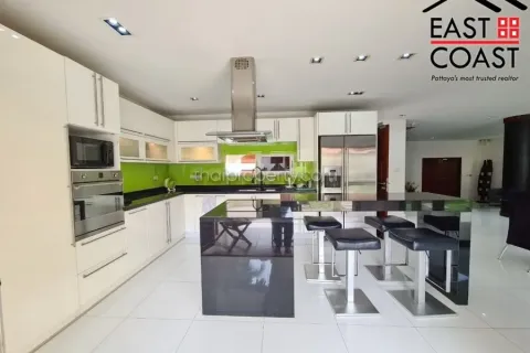 Casa de 5 dormitorios en Pattaya, Tailandia № 213562 - foto 18