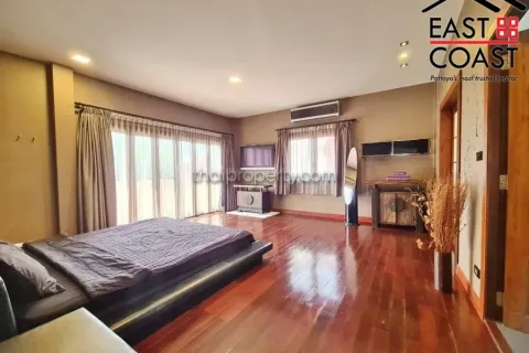 Casa de 5 dormitorios en Pattaya, Tailandia № 213562 - foto 3