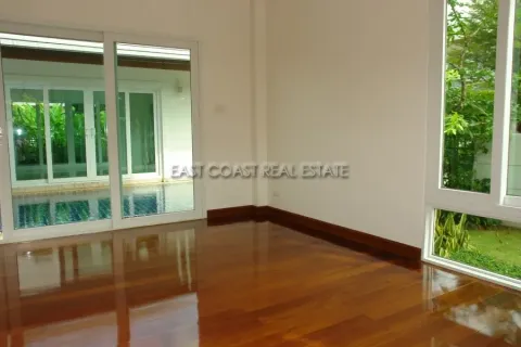 Casa de 3 dormitorios en Pattaya, Tailandia № 213557 - foto 2