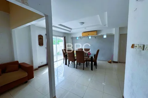 Adosado de 3 dormitorios en Pattaya, Tailandia № 211627 - foto 2