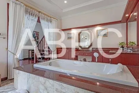 Casa de 6 dormitorios en Pattaya, Tailandia № 211628 - foto 16