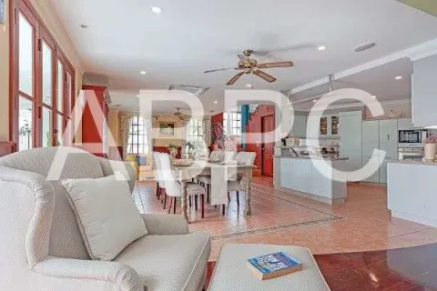 Casa de 6 dormitorios en Pattaya, Tailandia № 211628 - foto 8