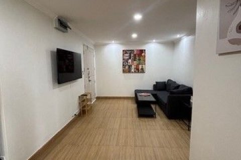 Condo à Khlong Toei, Bangkok, Thaïlande, 2 chambres  № 173628 - photo 17