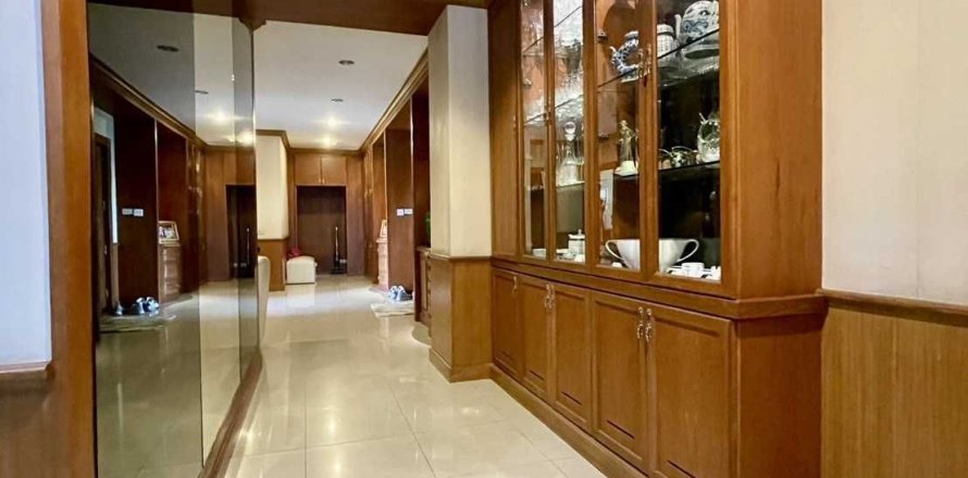 Кондоминиум с 4 спальнями в Бангне, Бангкок, Таиланд № 137071