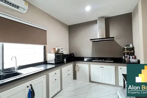 Casa de 3 dormitorios en Pattaya, Tailandia № 210729 - foto 11