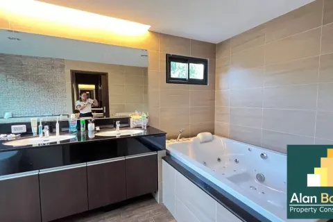 Casa de 3 dormitorios en Pattaya, Tailandia № 210729 - foto 4