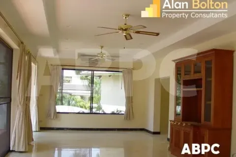 Casa de 5 dormitorios en Pattaya, Tailandia № 210731 - foto 3
