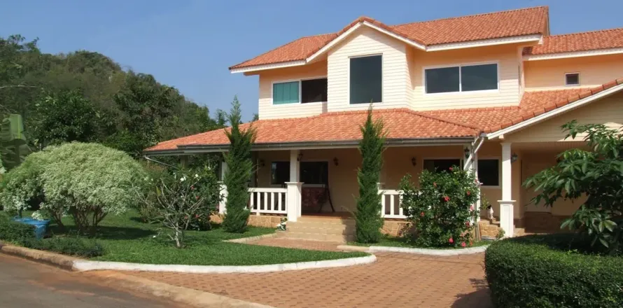 House in Pak Chong, Thailand 4 bedrooms № 148756