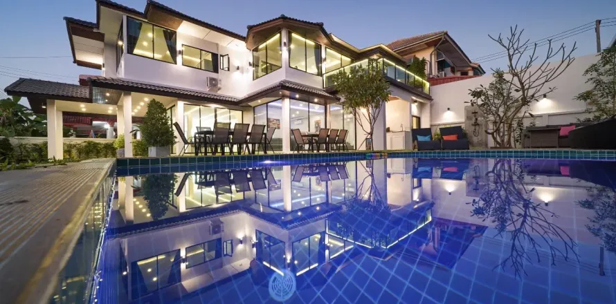 House in Pattaya, Thailand 7 bedrooms № 156000