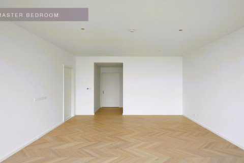 Condo in Bangkok, Thailand, 5 bedrooms  № 180762 - photo 12