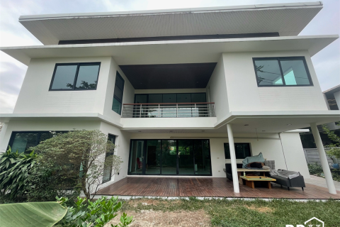 House in Bangkok, Thailand 4 bedrooms № 189304