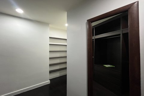 Condo à Khlong San, Bangkok, Thaïlande, 3 chambres № 201185 - photo 20
