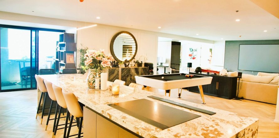 Condo in Bangkok, Thailand, 4 bedrooms  № 181132