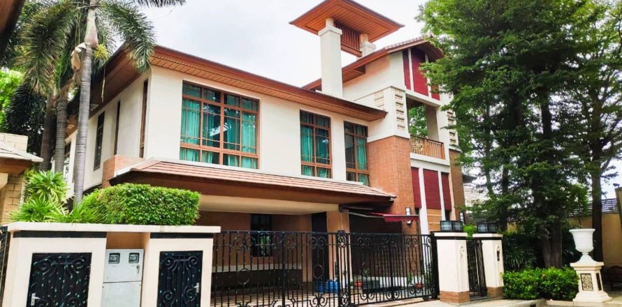 House in Bangkok, Thailand 4 bedrooms № 181131