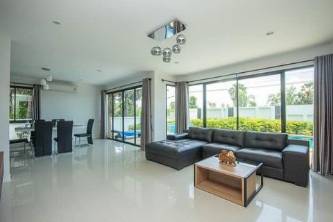 Villa in Pran Buri, Thailand 3 bedrooms № 168460 - photo 3