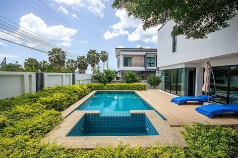 Villa in Pran Buri, Thailand 3 bedrooms № 168460 - photo 2