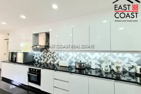 Casa de 7 dormitorios en Pattaya, Tailandia № 213585 - foto 15