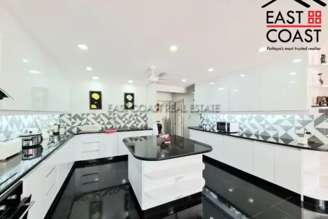 Casa de 7 dormitorios en Pattaya, Tailandia № 213585 - foto 18