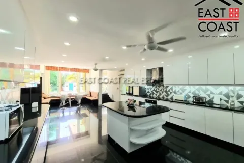 Casa de 7 dormitorios en Pattaya, Tailandia № 213585 - foto 16