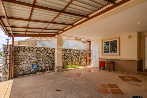 Casa de 3 dormitorios en Bang Lamung, Tailandia № 233713 - foto 2