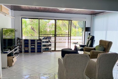 House in Pattaya, Thailand 5 bedrooms № 153582 - photo 3