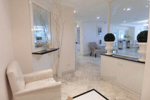 Condo in Bangkok, Thailand, 3 bedrooms  № 144149 - photo 1