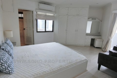 Condo in Bangkok, Thailand, 3 bedrooms  № 144149 - photo 13