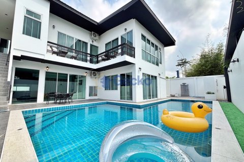 House in Pattaya, Thailand 4 bedrooms № 195968