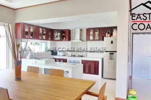 Casa de 5 dormitorios en Pattaya, Tailandia № 212775 - foto 9