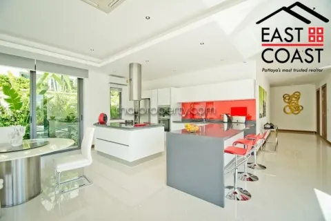Casa de 4 dormitorios en Pattaya, Tailandia № 212773 - foto 3