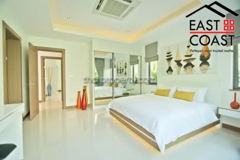 Casa de 4 dormitorios en Pattaya, Tailandia № 212773 - foto 5