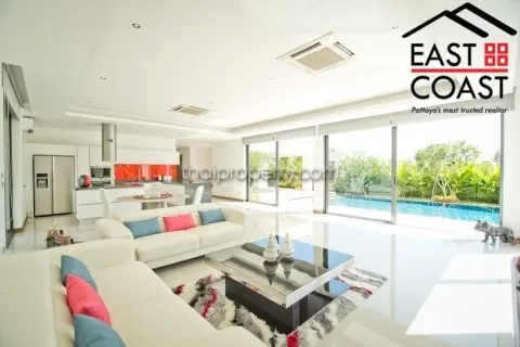 Casa de 4 dormitorios en Pattaya, Tailandia № 212773 - foto 2