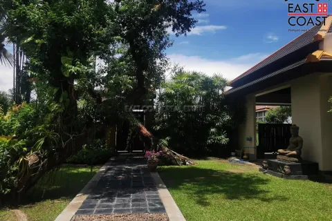 Casa de 5 dormitorios en Pattaya, Tailandia № 212778 - foto 4