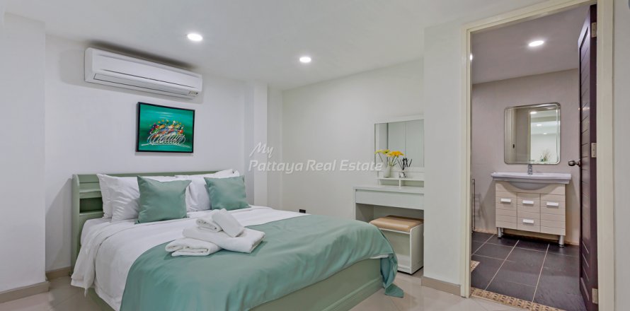 Townhouse in Bang Lamung, Thailand 8 bedrooms № 209175