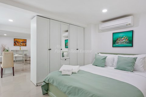 Townhouse in Bang Lamung, Thailand 8 bedrooms № 209175 - photo 2