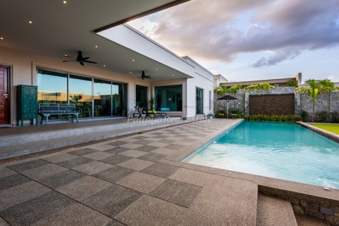 House in Pattaya, Thailand 4 bedrooms № 203362 - photo 2