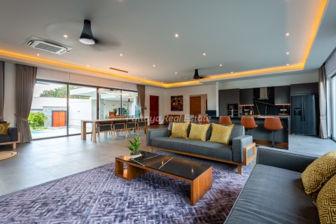 House in Pattaya, Thailand 4 bedrooms № 203362 - photo 17