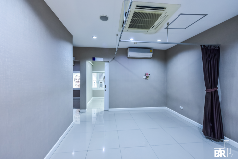 Commercial property in Bangkok, Thailand 189 sq.m. № 190481 - photo 2