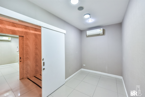 Commercial property in Bangkok, Thailand 189 sq.m. № 190481 - photo 16
