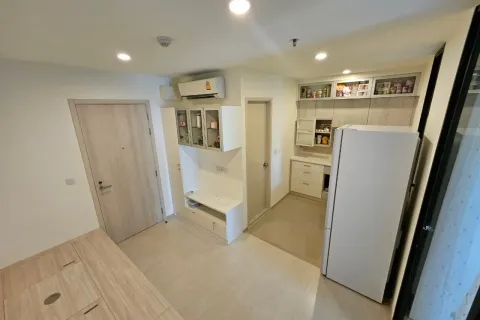 Studio dans le Condo à Huai Khwang, Bangkok, Thaïlande  № 156535