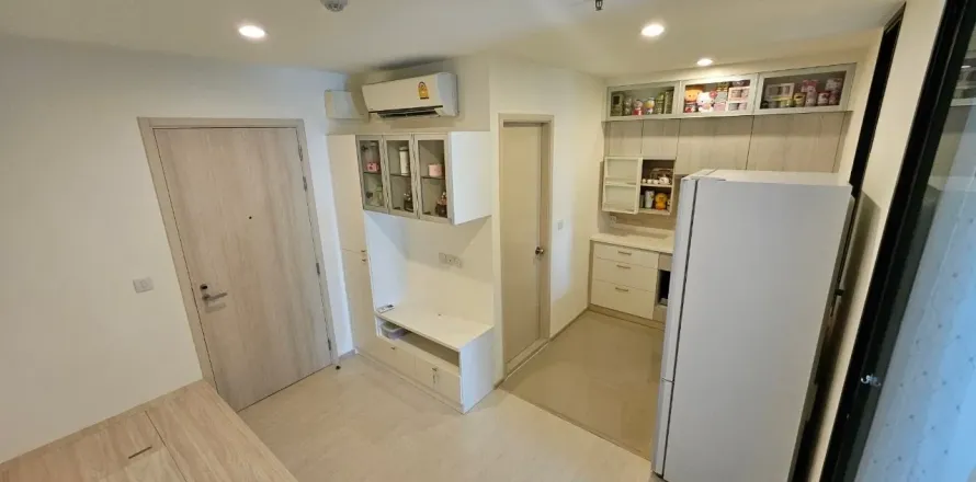 Studio dans le Condo à Huai Khwang, Bangkok, Thaïlande  № 156535