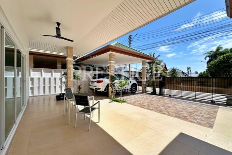 Casa de 3 dormitorios en Pattaya, Tailandia № 209296 - foto 2