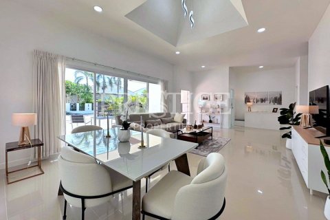 Casa de 3 dormitorios en Pattaya, Tailandia № 209296 - foto 6