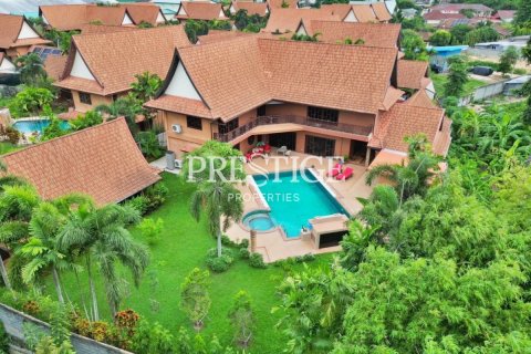 House in Pattaya, Thailand 5 bedrooms № 198372