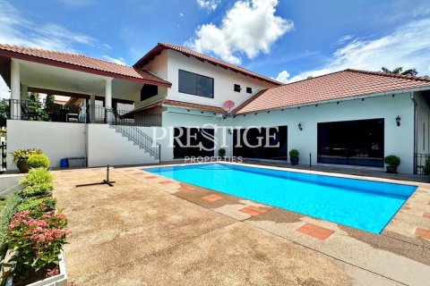 House in Pattaya, Thailand 5 bedrooms № 198373