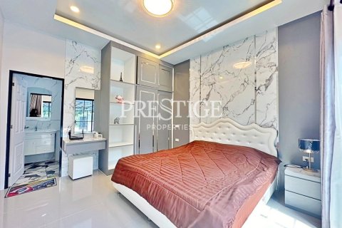House in Pattaya, Thailand 3 bedrooms № 198381 - photo 10