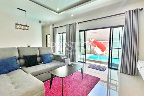 House in Pattaya, Thailand 3 bedrooms № 198381 - photo 2