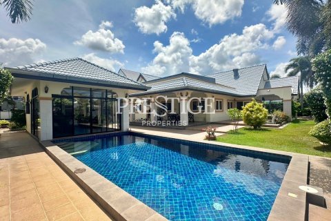 House in Pattaya, Thailand 4 bedrooms № 198376